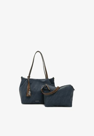 Sac fourre-tout bleu marine avec poignées marron et pompon, accompagné d'une pochette assortie bleu marine avec une lanière pour poignet marron.