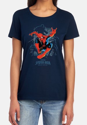 Frau trägt ein dunkelblaues T-Shirt mit Spider-Man im rot-blauen Anzug, Spinnennetz-Designs und dem Text "Spider-Man Brand New Day".