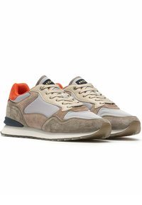 Beige und graue Wildleder-Sneaker mit einem orangefarbenen Fersenelement, ausgestattet mit einem Schnürdesign und einer gepolsterten Sohle. Texturierte Einsätze und Logos sind sichtbar.