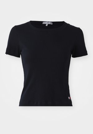 Juoda trumpomis rankovėmis siauro rašto marškinėliai su apvalia iškirpte, mažas Tommy Hilfiger logotipo lopas prie krašto ir prekės ženklo etiketė ant apykaklės viduje.