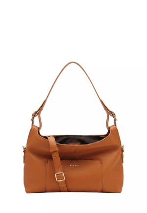 Sac à épaule en cuir marron avec bandoulière réglable, poche avant et boucle dorée, dessus ouvert montrant la doublure intérieure noire.