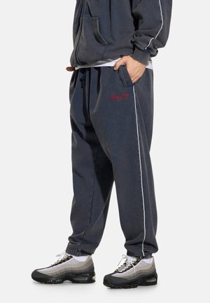 - Spodnie treningowe