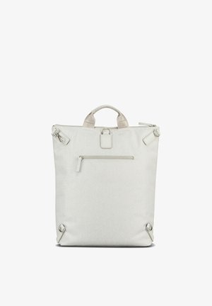 Sac fourre-tout rectangulaire gris clair avec doubles poignées, poche avant zippée et détails métalliques couleur argent sur le dessus et les coins.