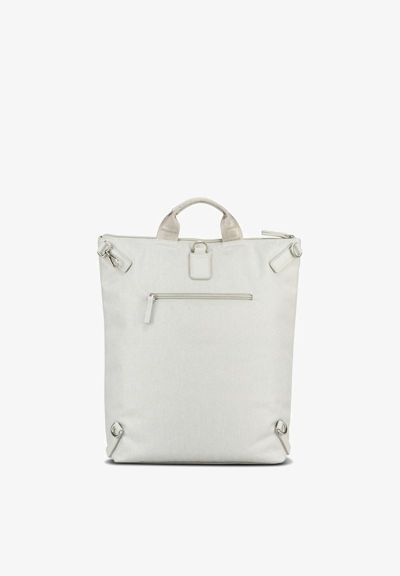 Sac fourre-tout rectangulaire gris clair avec doubles poignées, poche avant zippée et détails métalliques couleur argent sur le dessus et les coins.
