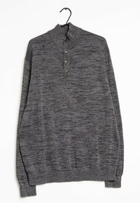 Grå sweater med ribbet krave, som har en knaplukning med fire mørke knapper. Stof har et struktureret, meleret mønster.
