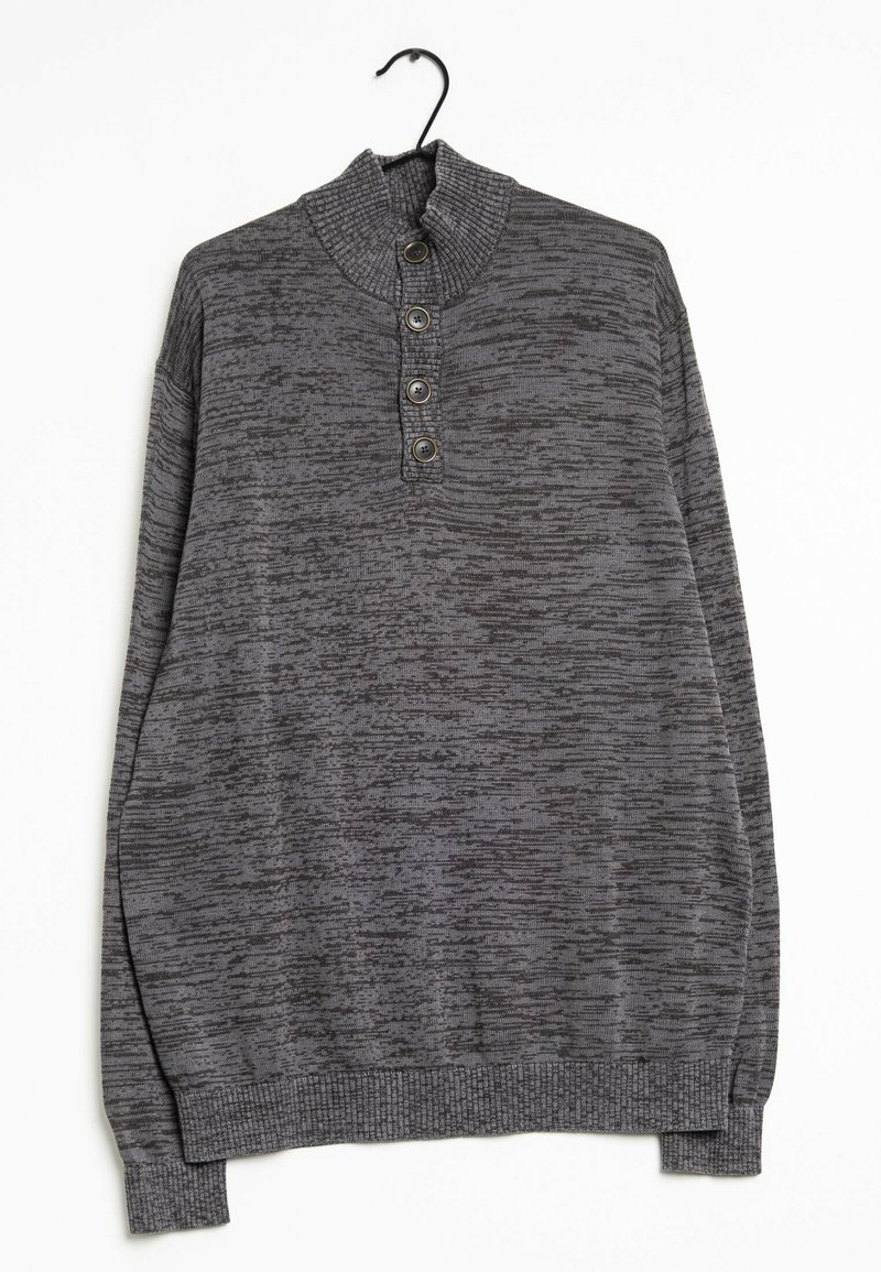 Grå sweater med ribbet krave, som har en knaplukning med fire mørke knapper. Stof har et struktureret, meleret mønster.
