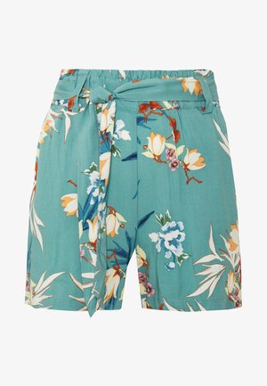 Květinové šortky z lehké tyrkysové látky se směsí žlutých, růžových a modrých květin, doplněné páskem uvázaným v pase.