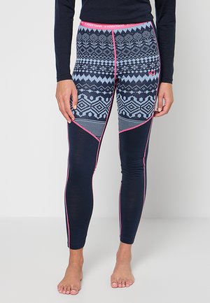 Leggings bleu marine avec des sections en maille à motifs bleu clair et rose, et des coutures roses, portés par une personne debout pieds nus devant un fond uni.