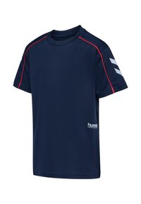Mörkblå sportt-shirt av andningsbart material, med röda detaljer längs axlarna och en vit logotyp på den nedre vänstra sidan.