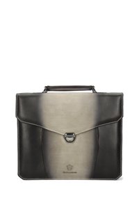 Maletín de piel con un degradado de negro a gris, que presenta un cierre de gancho plateado, un asa superior y costuras en contraste.