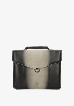 Maletín de piel con un degradado de negro a gris, que presenta un cierre de gancho plateado, un asa superior y costuras en contraste.