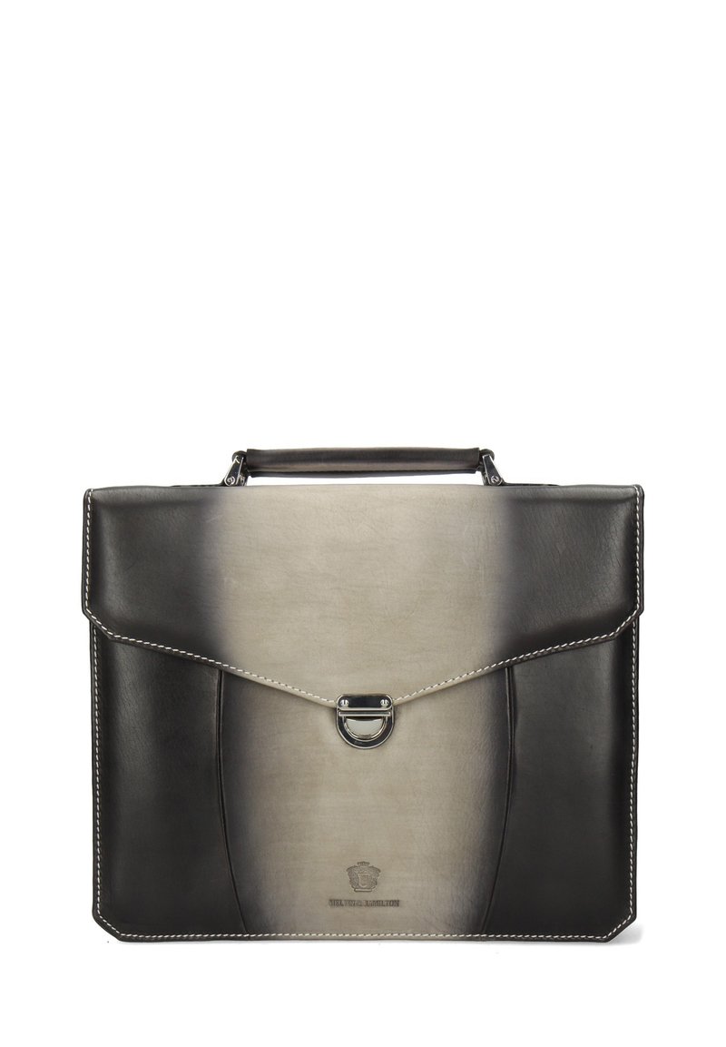 Maletín de piel con un degradado de negro a gris, que presenta un cierre de gancho plateado, un asa superior y costuras en contraste.