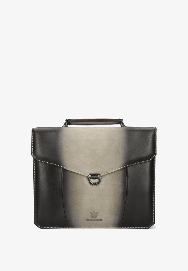 Maletín de piel con un degradado de negro a gris, que presenta un cierre de gancho plateado, un asa superior y costuras en contraste.