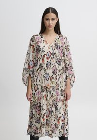 Blumendruckkleid mit V-Ausschnitt, plissiertem Design und luftigen �Ärmeln. Die Farben umfassen Pink, Blau und Gelb auf einem hellen Hintergrund.
