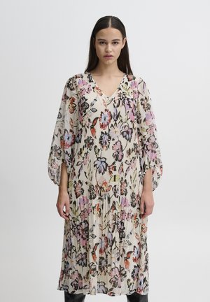 Blumendruckkleid mit V-Ausschnitt, plissiertem Design und luftigen Ärmeln. Die Farben umfassen Pink, Blau und Gelb auf einem hellen Hintergrund.