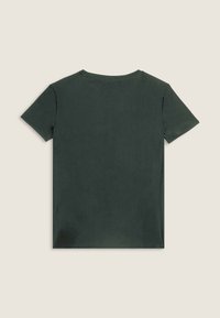 T-shirt verde scuro a maniche corte realizzato in morbido cotone. Presenta un collo rotondo e una texture liscia e uniforme. Solo vista posteriore.