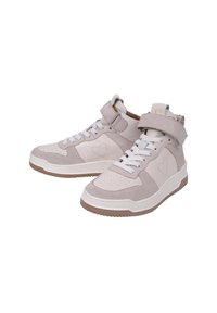 High-Top-Sneaker aus hellgrauem Wildleder und Leder mit weißen Akzenten. Zu den Merkmalen gehören ein gepolsterter Kragen, ein Riemen, eine perforierte Zehenpartie und eine Gummisohle.