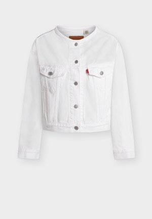 Chaqueta de mezclilla blanca recortada con mangas largas, diseño sin cuello, cierre frontal con botones y dos bolsillos en el pecho con botones y una pequeña etiqueta roja.