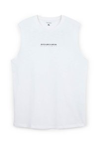 Maglietta bianca senza maniche con scollatura rotonda, con testo nero "UNITED ALWAYS IN MOTION" sul davanti. Materiale in cotone, vestibilità comoda.