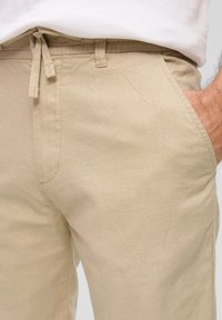 s.Oliver RELAXED FIT - Shorts - beige