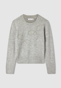 Maglione grigio chiaro lavorato a maglia con maniche lunghe, collo rotondo e decorazioni a forma di fiocchi con perle argentate sul davanti.