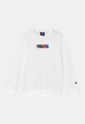 Biała bluza z długim rękawem z wielokolorowym prostokątnym logo "Champion" na piersi oraz małym emblemam Champion na mankiecie lewej ręki.