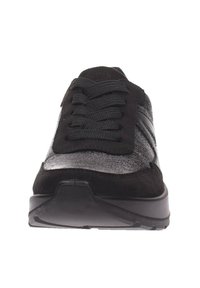 Sneaker nera con lacci, con superiori testurizzati e suola spessa, mostrata da un'angolazione frontale su sfondo bianco.