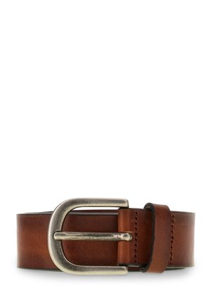 Ceinture en cuir marron avec boucle en métal argenté et bords cousus, fixée avec une boucle sur fond blanc.