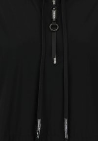 Schwarzer Pullover mit einer glatten Stoffoberfläche, verstellbarem Kordelzug mit runder Lasche und kontrastierenden Logostreifen an den Kordeln.