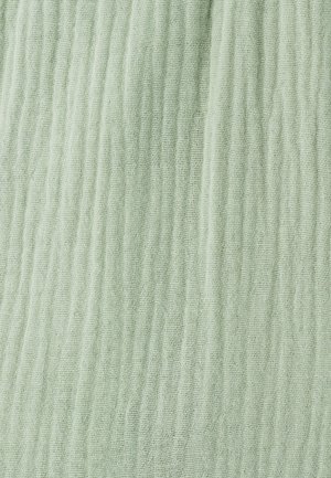 Hellgrüner, strukturiertes Gewebe mit einer zerknitterten Oberflächenstruktur, hergestellt aus einem weichen, atmungsaktiven Material, das vertikale Wellenmuster aufweist.