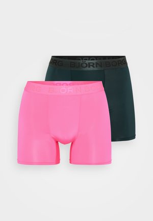 Zwei Paare Herren-Boxershorts: eine leuchtend pinke mit passendem Bund und eine dunkelgrüne mit schwarzem Bund, der Logodetails aufweist.