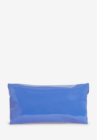 Borsa cosmetica blu, lucida, di forma rettangolare e texture liscia. Chiusura con zip nella parte superiore, senza ulteriori motivi o accenti.