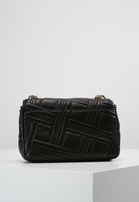 DKNY Bältesväska - black