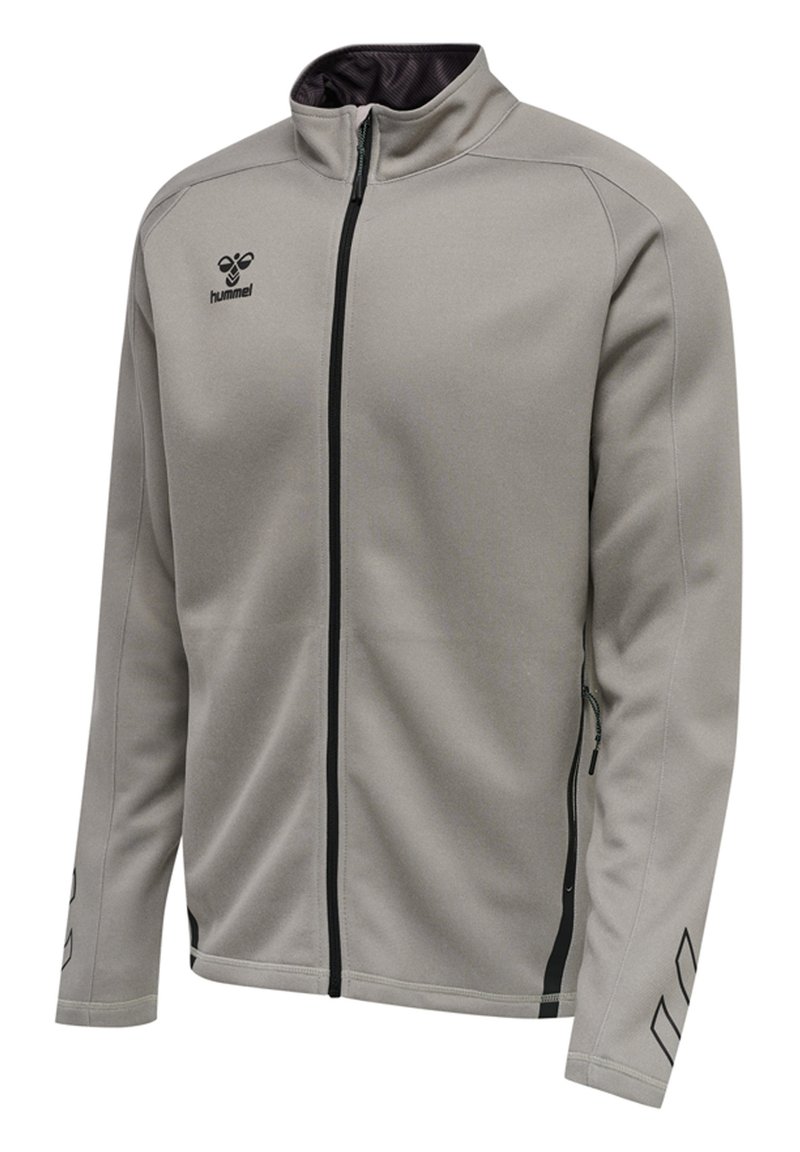 Hellegraue sportliche Zip-up-Jacke aus weichem Stoff, mit hohem Kragen und schwarzen Akzenten, einem Logo auf der Brust und gemusterten Details.