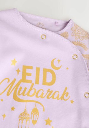 Fliederfarbenes Baumwollkleid mit goldenem "EID Mubarak"-Schriftzug und dekorativen Mustern, mit Druckknöpfen an der Schulter für leichtes An- und Ausziehen.