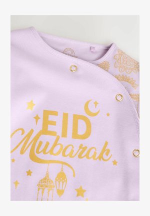 Fliederfarbenes Baumwollkleid mit goldenem "EID Mubarak"-Schriftzug und dekorativen Mustern, mit Druckknöpfen an der Schulter für leichtes An- und Ausziehen.