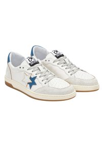 Sneaker bianche con accento blu a forma di stella, tomaia testurizzata, lacci grigi e suola in gomma. Design perforato nella zona delle dita e logo sulla linguetta.