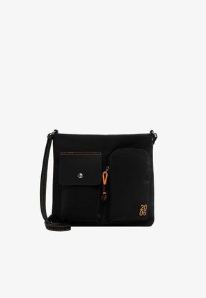 Zwarte crossbodytas met een ritsvak, voorklepzak, oranje ritstrekker en een contrasterend oranje logo. Heeft een gestikte band.