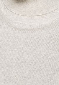 Beige Rollkragenpullover, gestrickte Textur mit feinem Rippenmuster, weiches Material und eine leicht lockere Passform am Kragen und Körper.