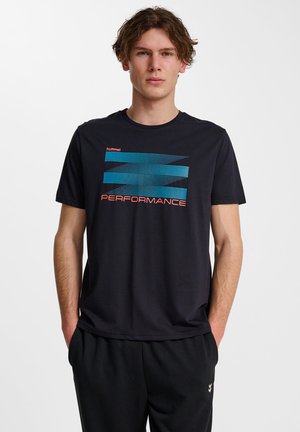 Zwart kortemouwt-shirt met blauwe en rode "PERFORMANCE" graphic op de voorkant. Gemaakt van zachte stof met een ronde hals en een relaxte pasvorm.