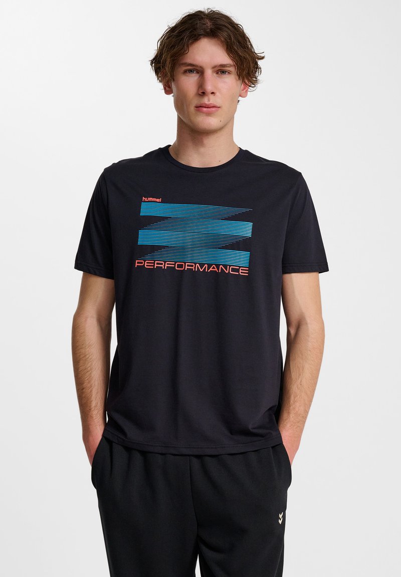 Zwart kortemouwt-shirt met blauwe en rode "PERFORMANCE" graphic op de voorkant. Gemaakt van zachte stof met een ronde hals en een relaxte pasvorm.