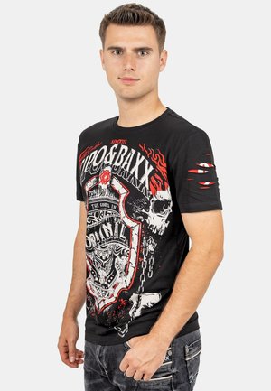 Schwarzes Baumwoll-T-Shirt mit einem großen weißen und roten Grafikdesign, Schädeldesigns und abgenutzten Ärmeln mit Ausschnitten.