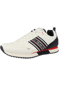 Vita sneakers med svarta och röda accenter, med ett strukturerat läderöverkinn, rund tå och en hållbar gummisula. Tre-randers design.