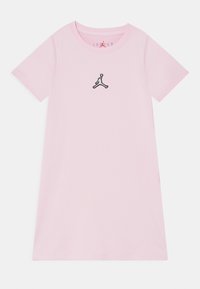 Valkoinen lyhythihainen t-paitamekko, joka on valmistettu sileästä kankaasta, ja siinä on musta Jordan-logo brodeerattuna rinnassa. Yksinkertainen, rento istuvuus.