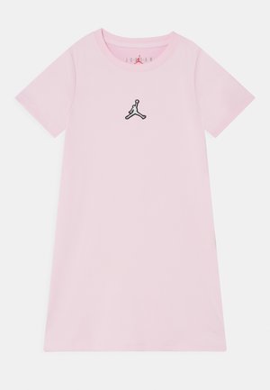 Lichtroze korte mouwen t-shirt jurk van gladde stof, met een geborduurd zwart Jordan-logo op de borst. Eenvoudige, comfortabele pasvorm.