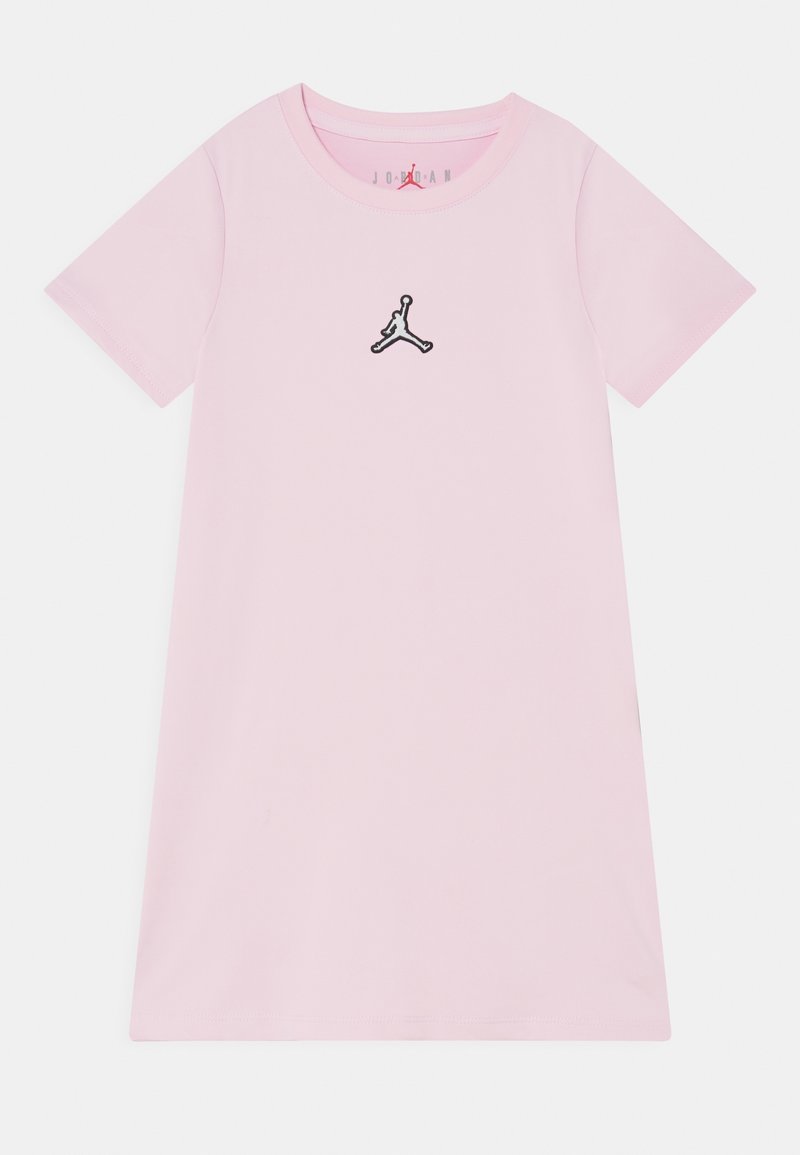 Valkoinen lyhythihainen t-paitamekko, joka on valmistettu sileästä kankaasta, ja siinä on musta Jordan-logo brodeerattuna rinnassa. Yksinkertainen, rento istuvuus.