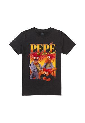 Schwarzes T-Shirt mit großem farbigem Motiv von drei orangefarbenen Puppen mit roten Haaren und dem Text "PEPÉ The King Prawn" auf der Vorderseite.