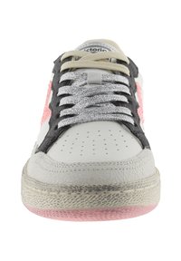 Sneaker bianco con la punta texturizzata, dettagli rosa, lacci neri e argentati, e tomaia perforata per la ventilazione. Suola in gomma con dettaglio rosa.