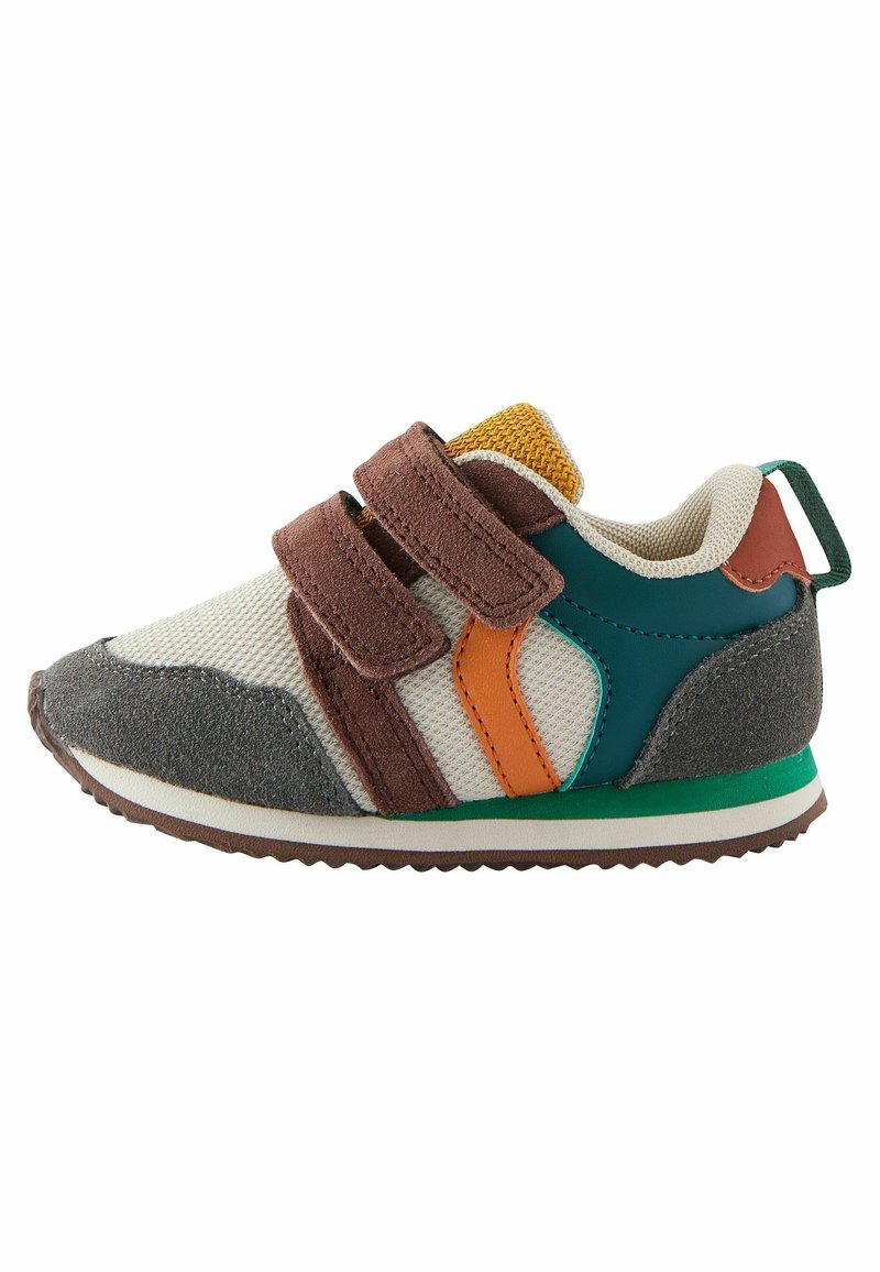Sneakers na rzepy z siateczkową cholewką w kolorach kremowym, antracytowym, brązowym i turkusowym. Zawierają pomarańczowe i zielone akcenty, teksturowane panele z zamszu oraz gumową podeszwę.