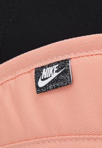 Nike Sportswear UNISEX - Mochila - madder root/black